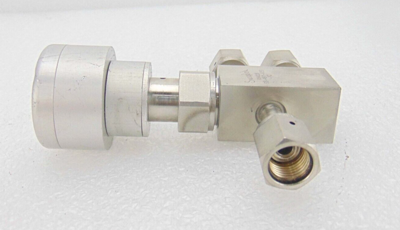 Swagelok SS-4BY-V35-1C Stainless Steel Valve *used working